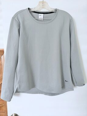 Nike Women’s Light Gray Crewneck Sweatshirt with Swoosh